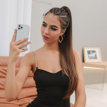 Woman with long ponytail styled with 28 inch claw clip ponytail from HAIRCUBE taking a selfie