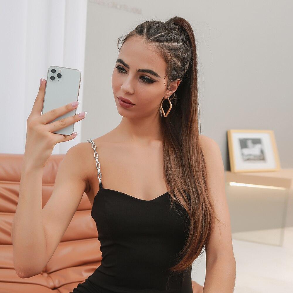 Woman with long ponytail styled with 28 inch claw clip ponytail from HAIRCUBE taking a selfie