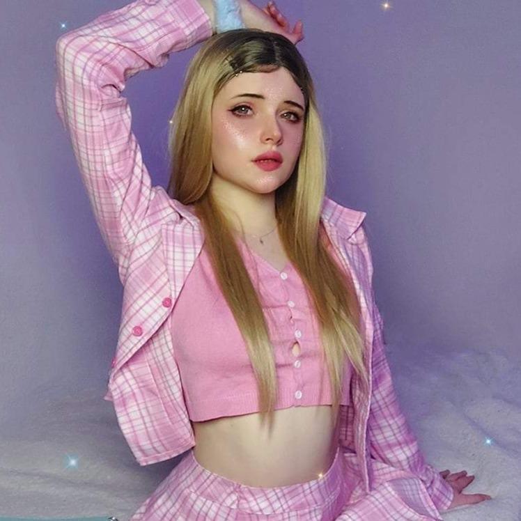 HAIRCUBE 21 inch straight lace front wig styled on model with long blonde hair and middle part